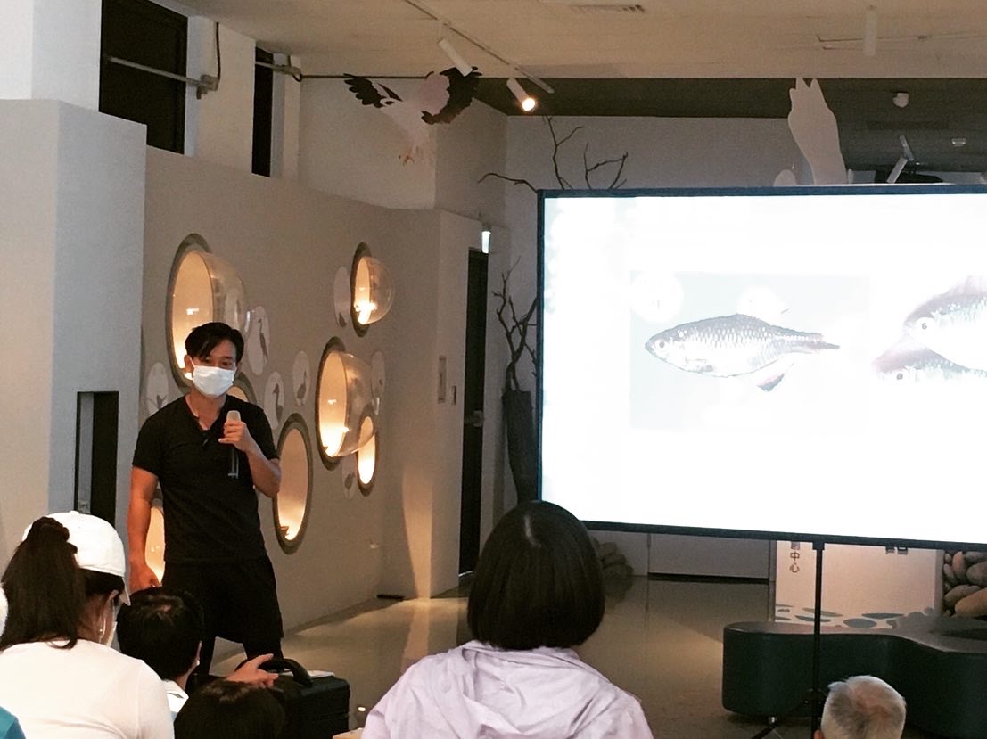 生態專業人員透過簡報方式說明生態調查資料與分析重點
Ecological professionals presenting ecological survey data and key analytical findings through a structured presentation