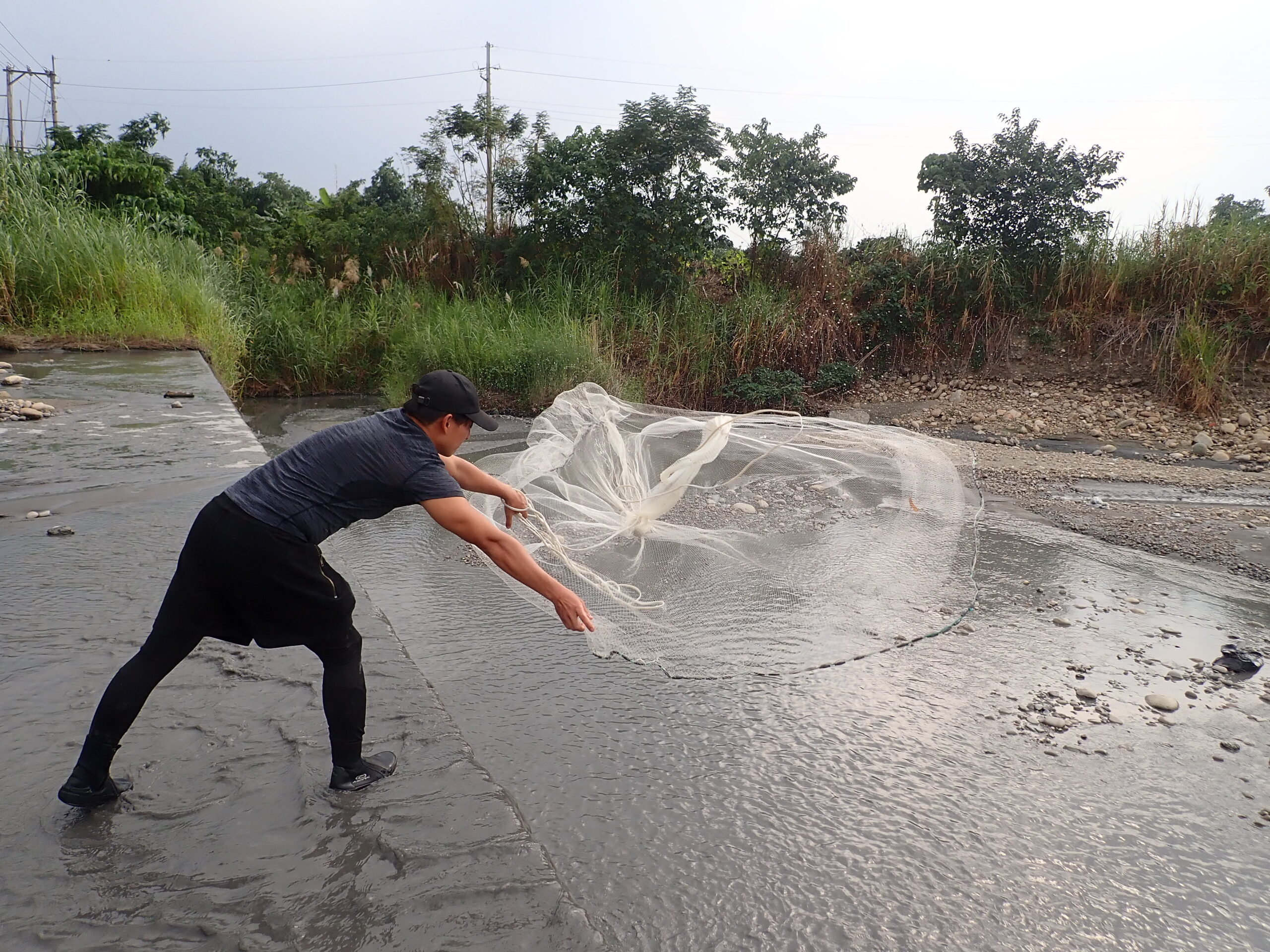 海域生態調查人員於作業船上進行漁具檢視與海洋生態紀錄