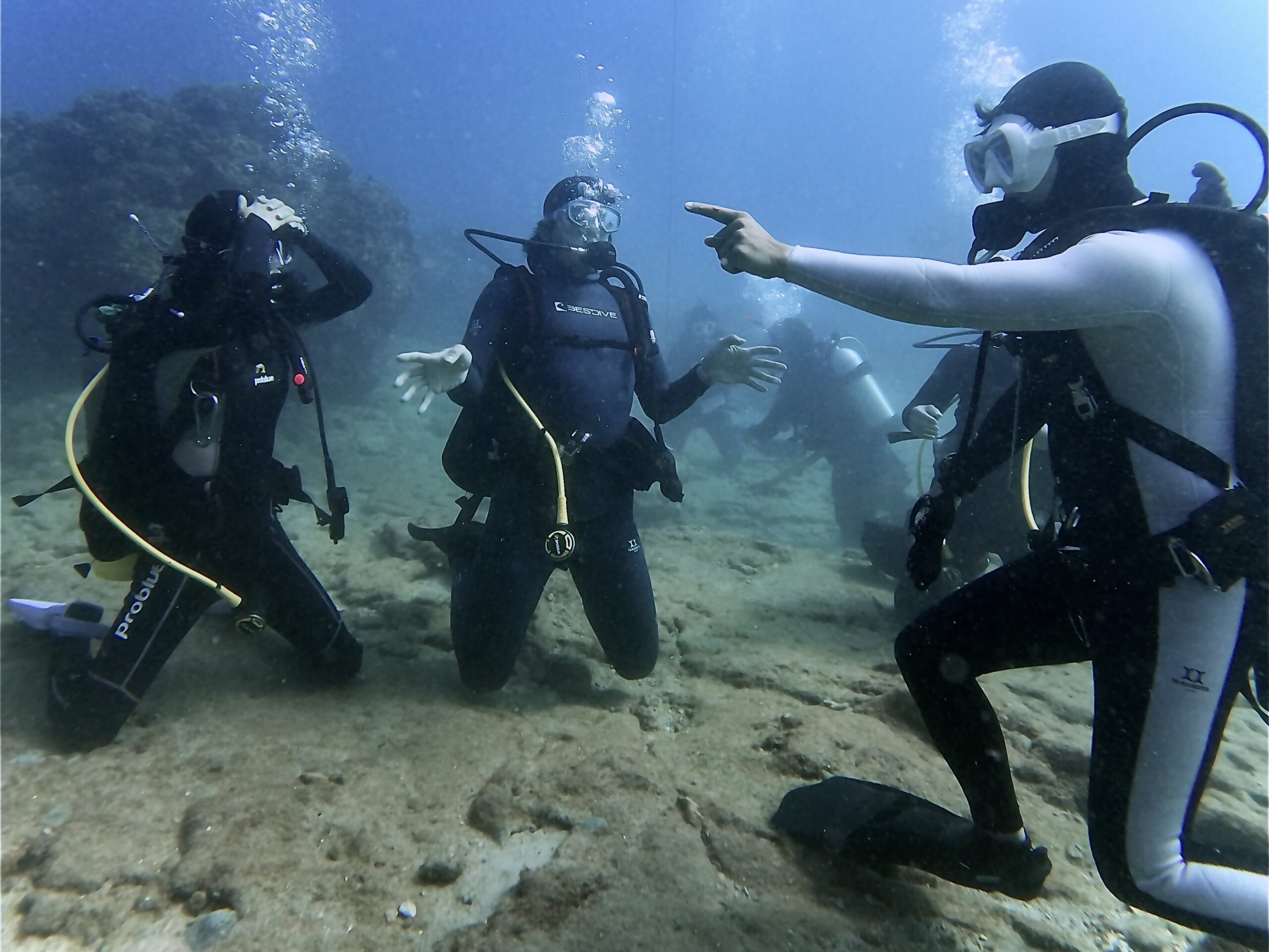 海域生態調查人員於作業船上進行漁具檢視與海洋生態紀錄